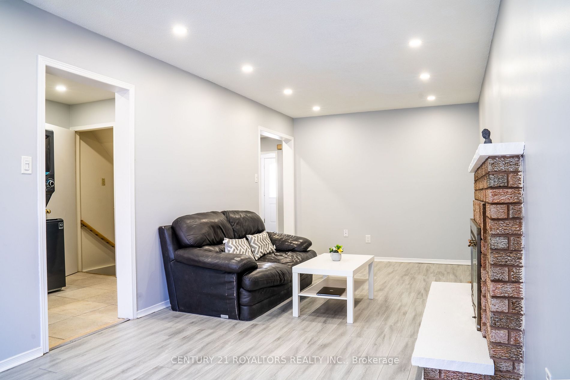 60 Dutch Cres