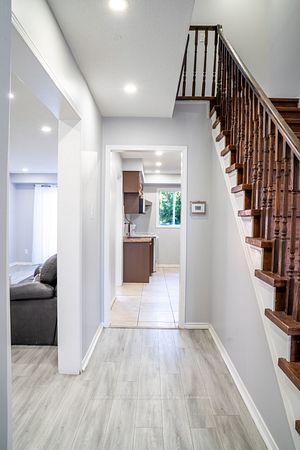 60 Dutch Cres