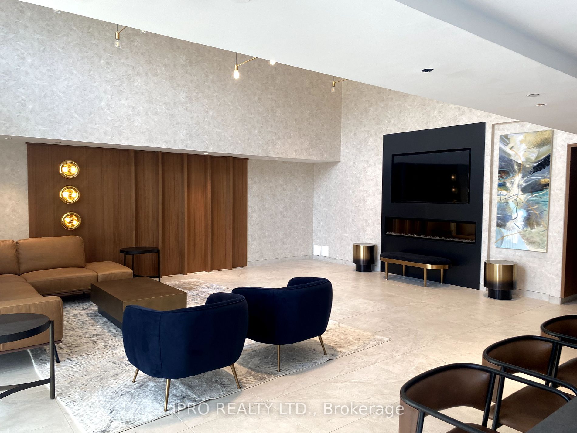 2300 St. Clair Ave W, #915