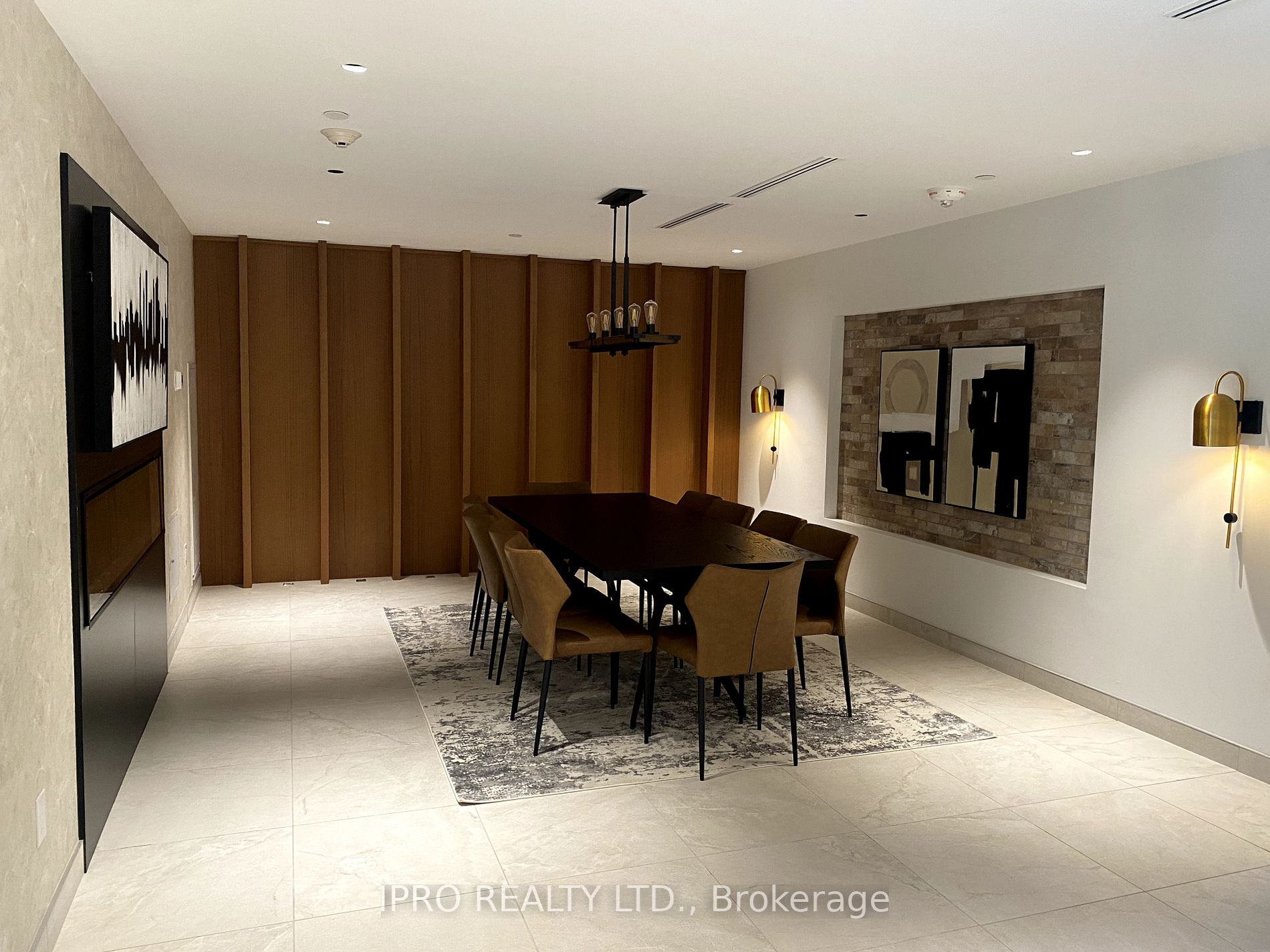 2300 St. Clair Ave W, #915