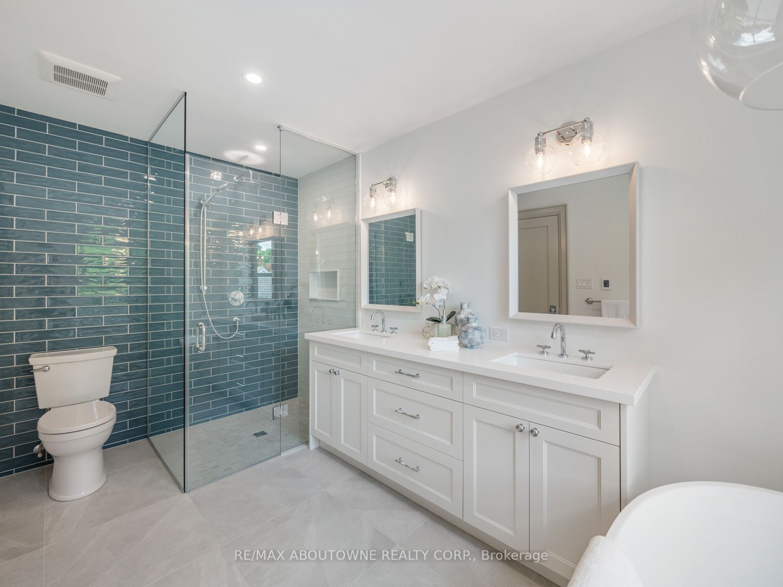 33 Harbourside Crt