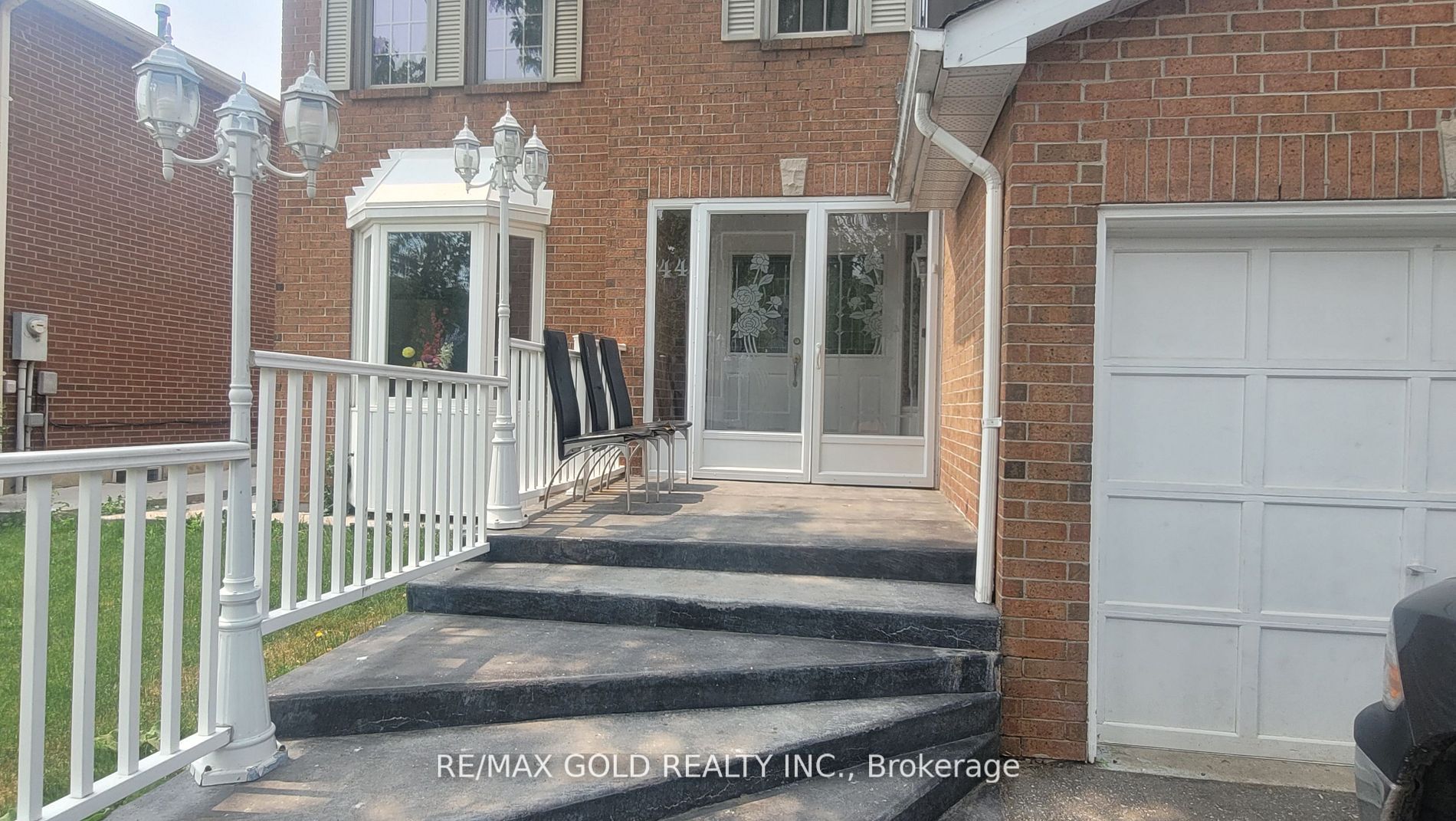 44 Howell St N