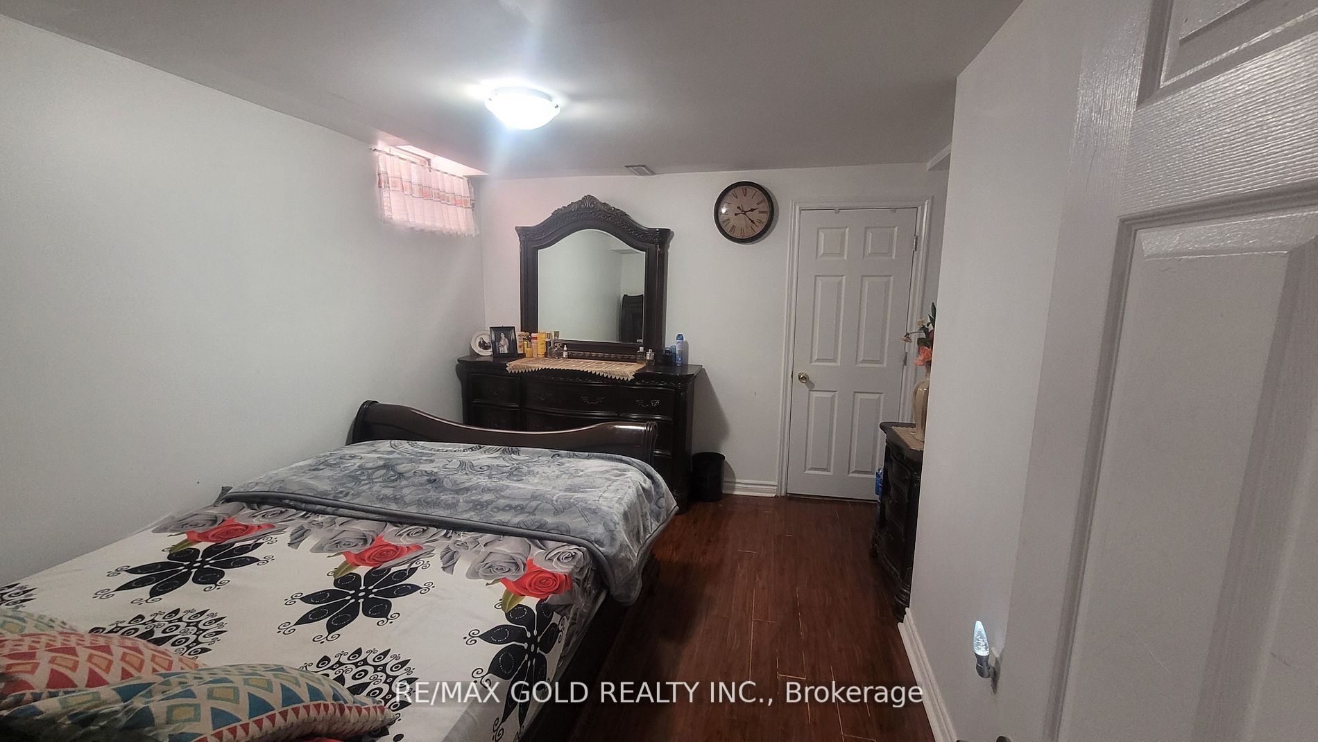 44 Howell St N