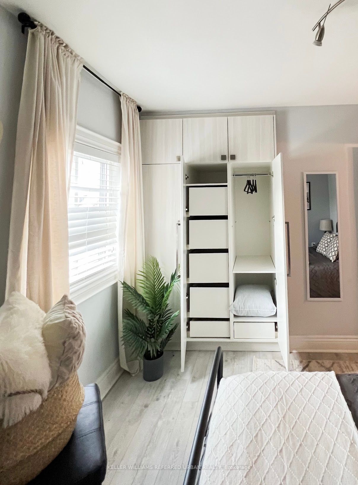 2480 St Clair Ave W
