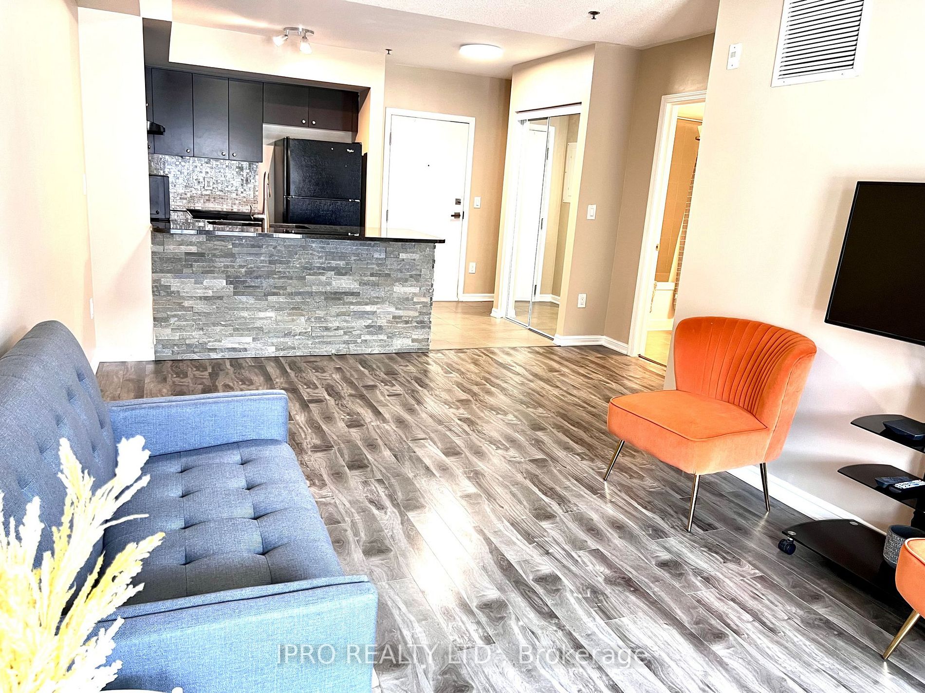 60 Baycliffe Cres, #101