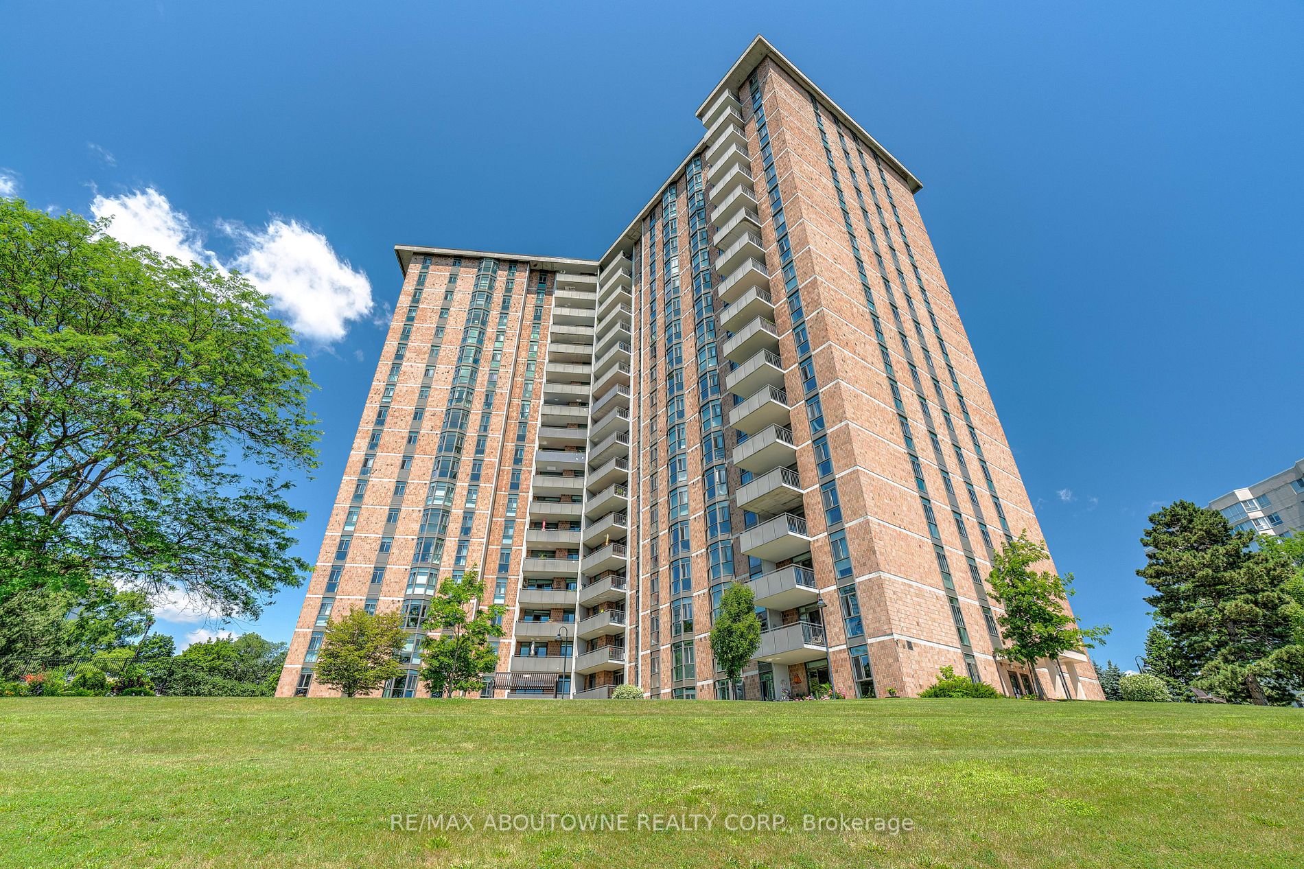 5250 Lakeshore Rd, #2001