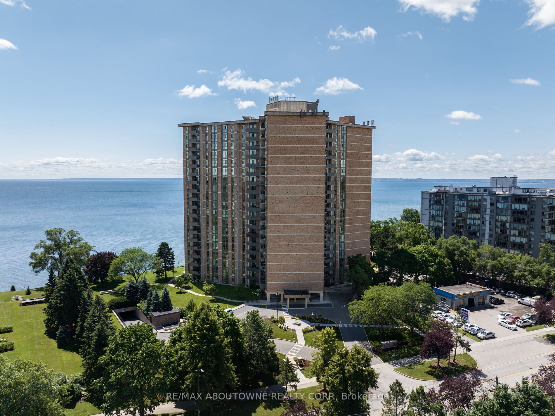 5250 Lakeshore Rd, #2001