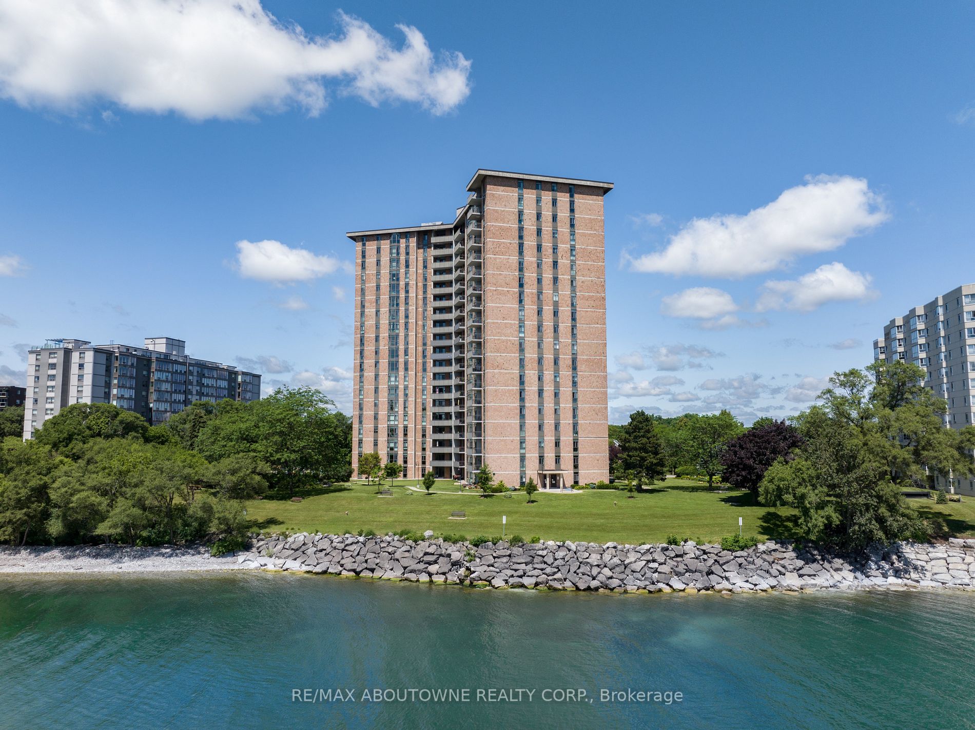 5250 Lakeshore Rd, #2001