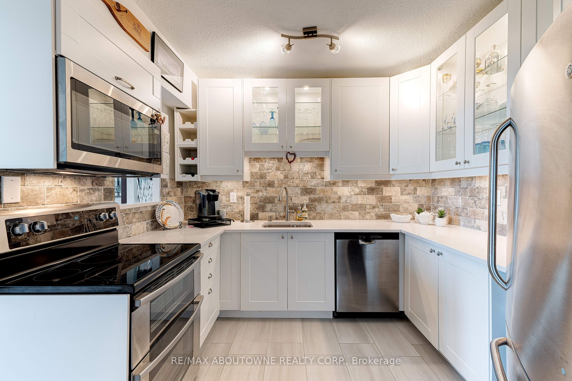5250 Lakeshore Rd, #2001