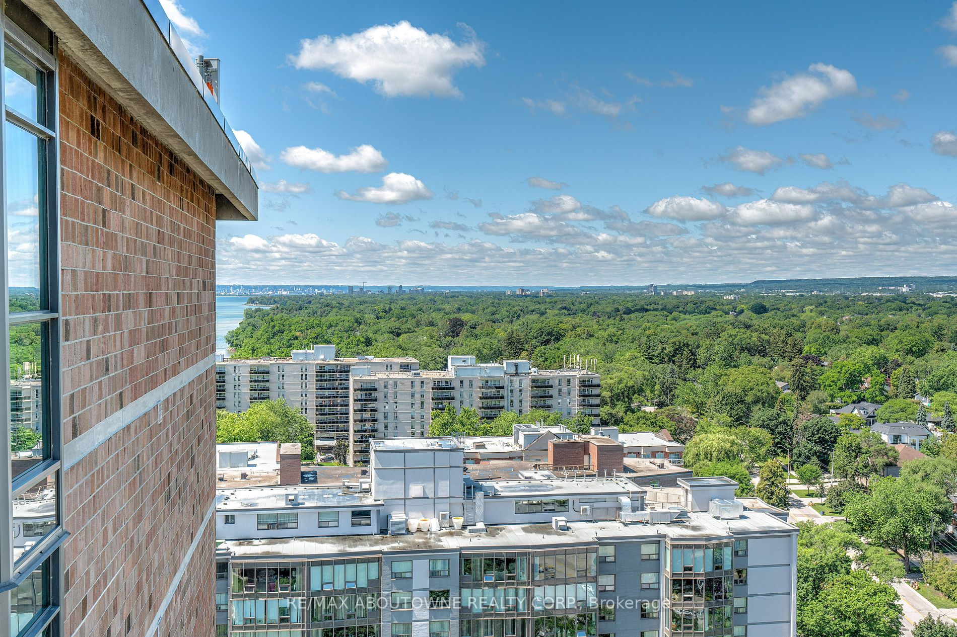 5250 Lakeshore Rd, #2001