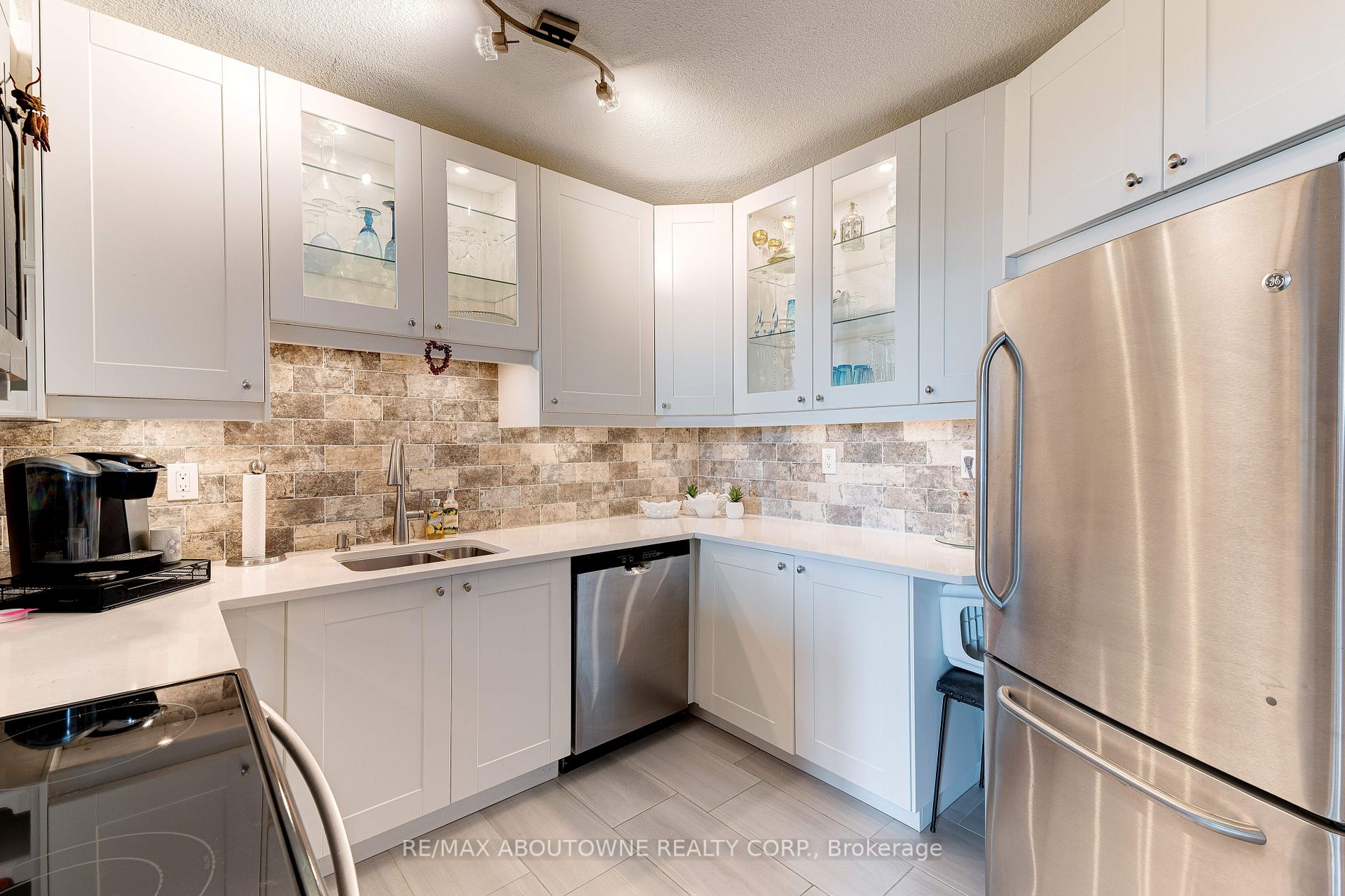5250 Lakeshore Rd, #2001