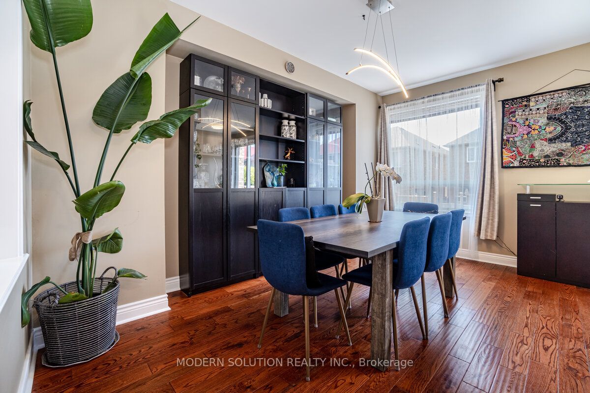 1253 Prestonwood Cres