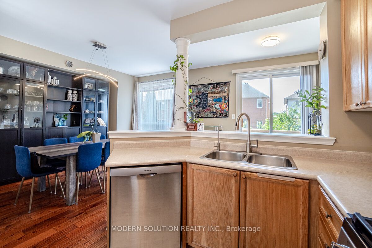 1253 Prestonwood Cres