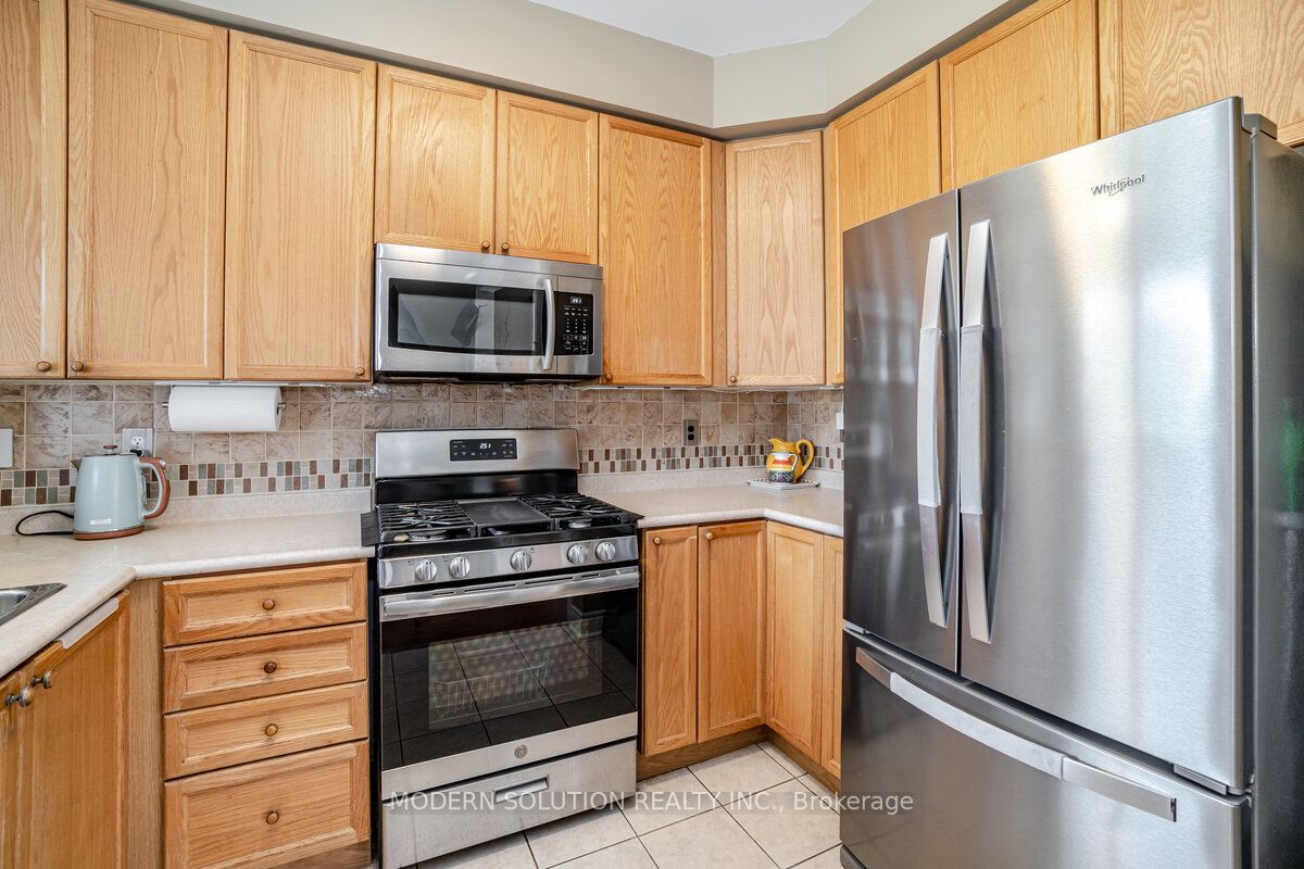 1253 Prestonwood Cres