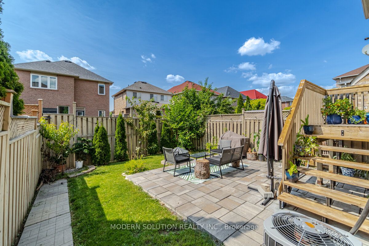 1253 Prestonwood Cres