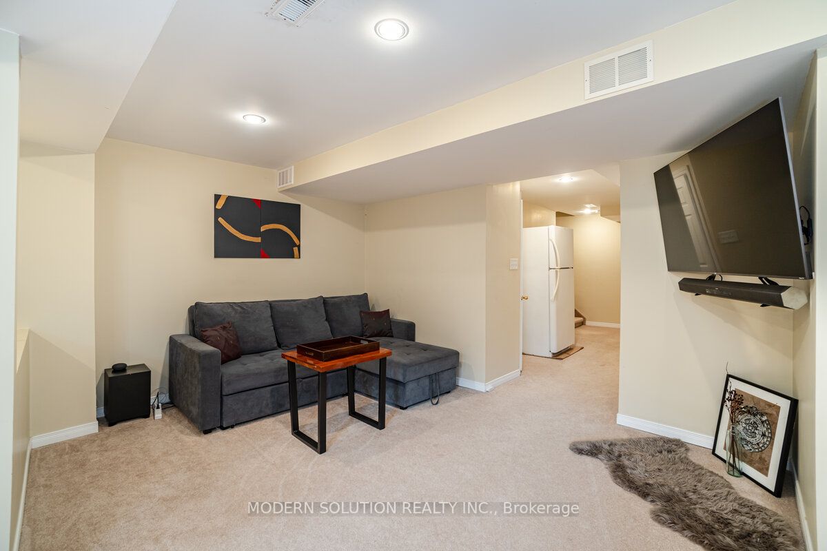 1253 Prestonwood Cres