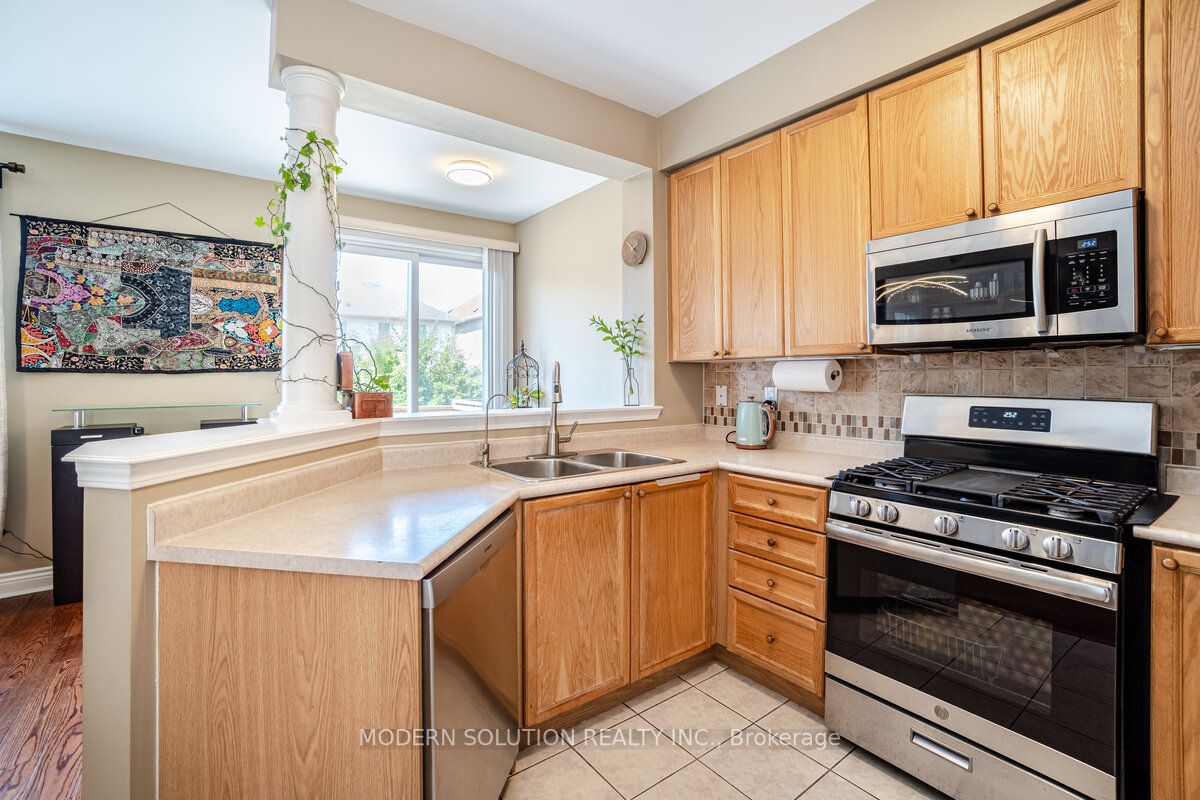 1253 Prestonwood Cres