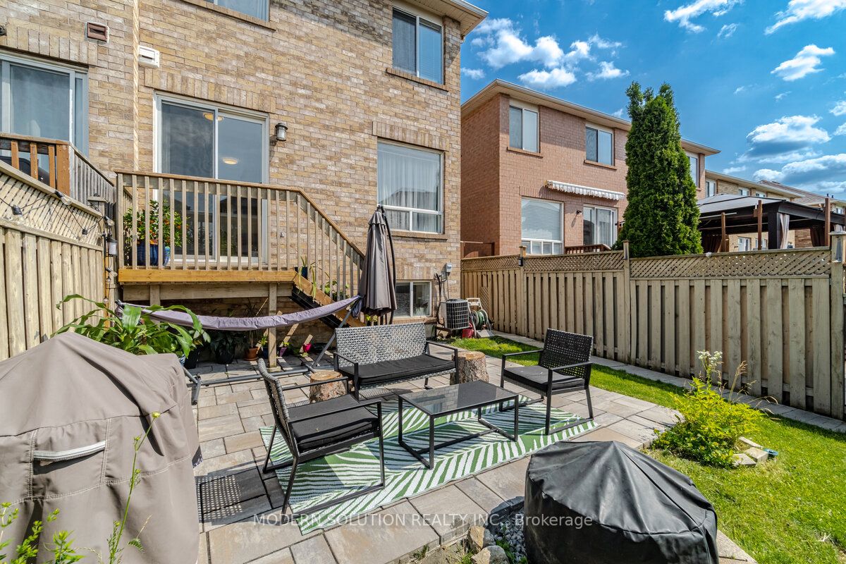 1253 Prestonwood Cres