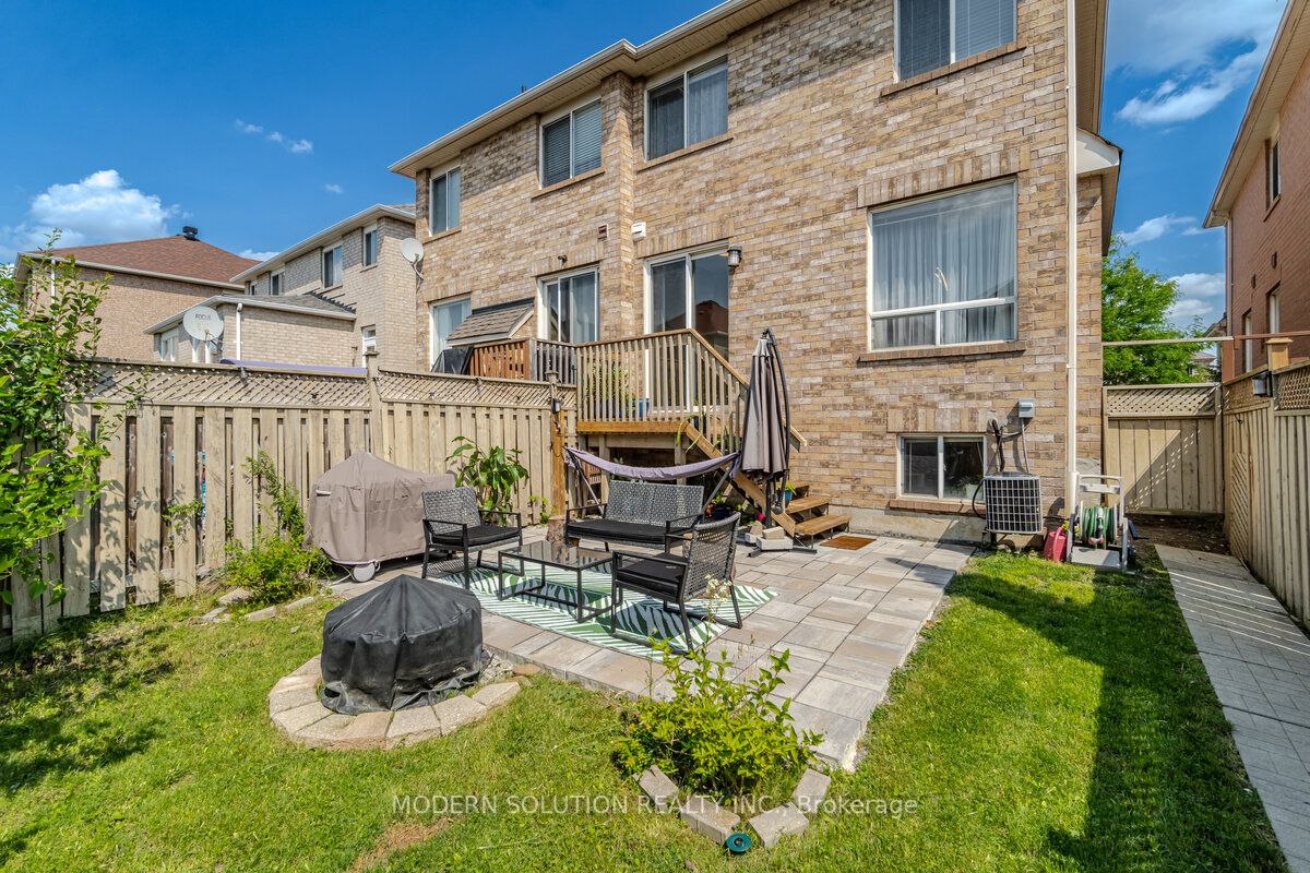 1253 Prestonwood Cres