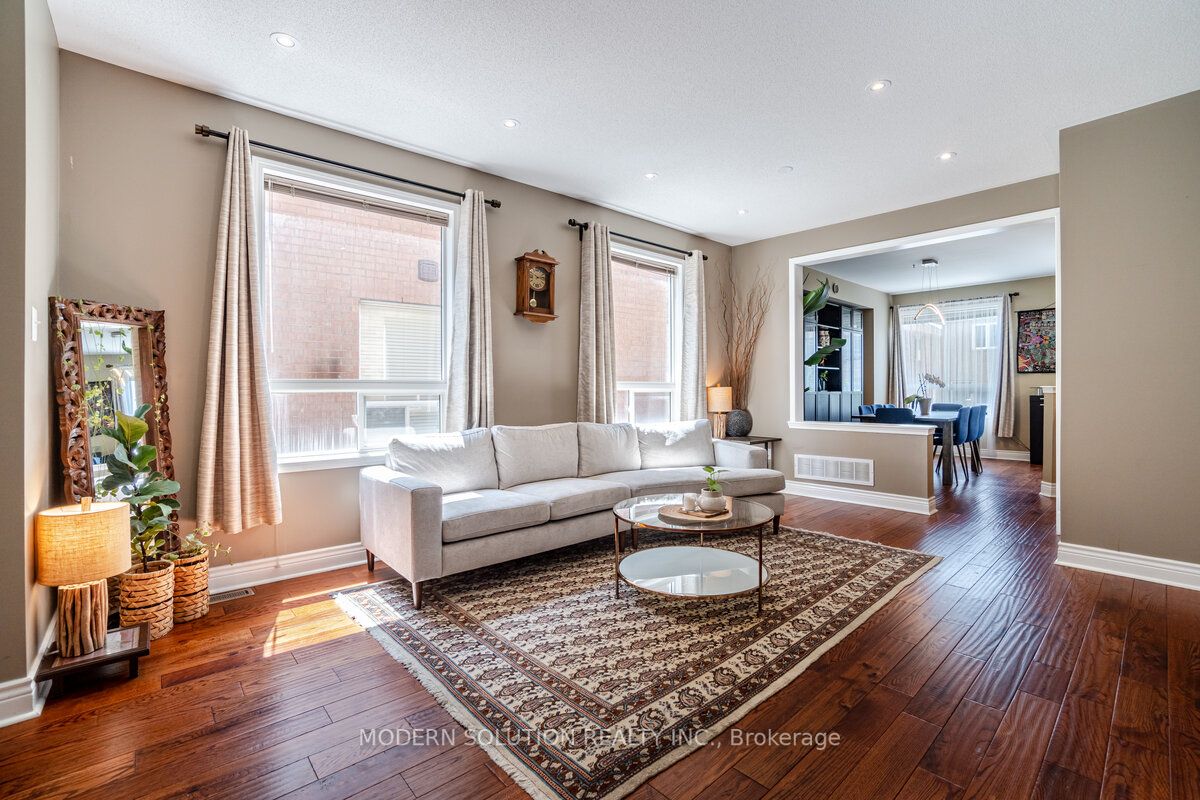 1253 Prestonwood Cres