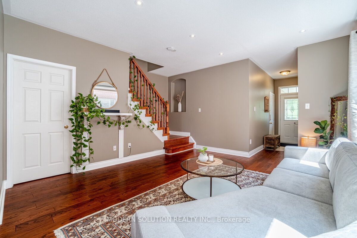 1253 Prestonwood Cres