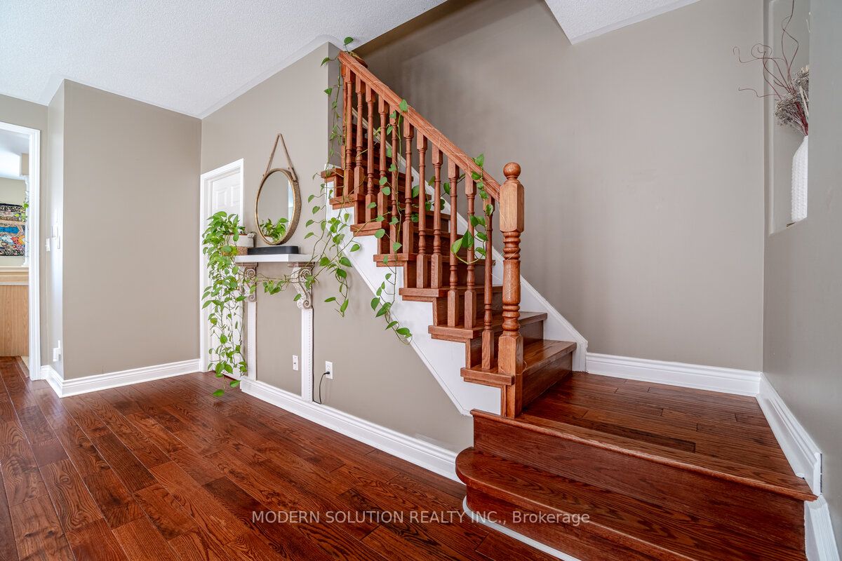 1253 Prestonwood Cres