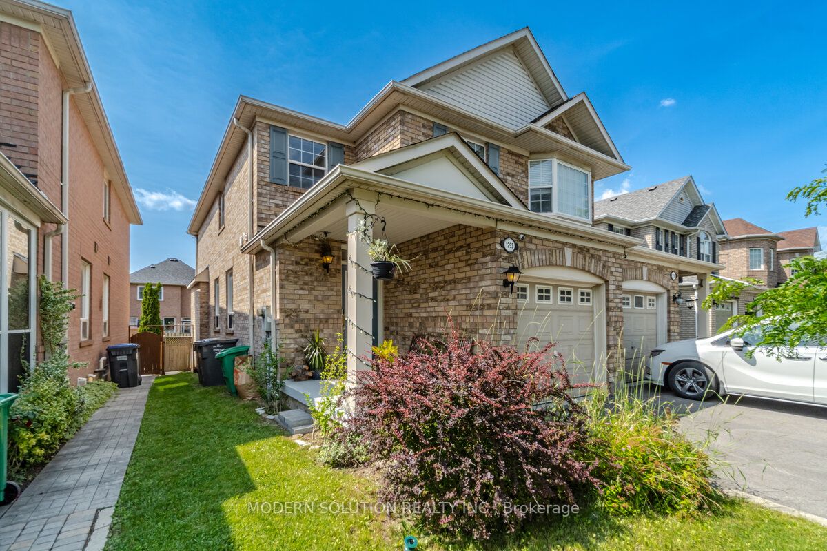 1253 Prestonwood Cres