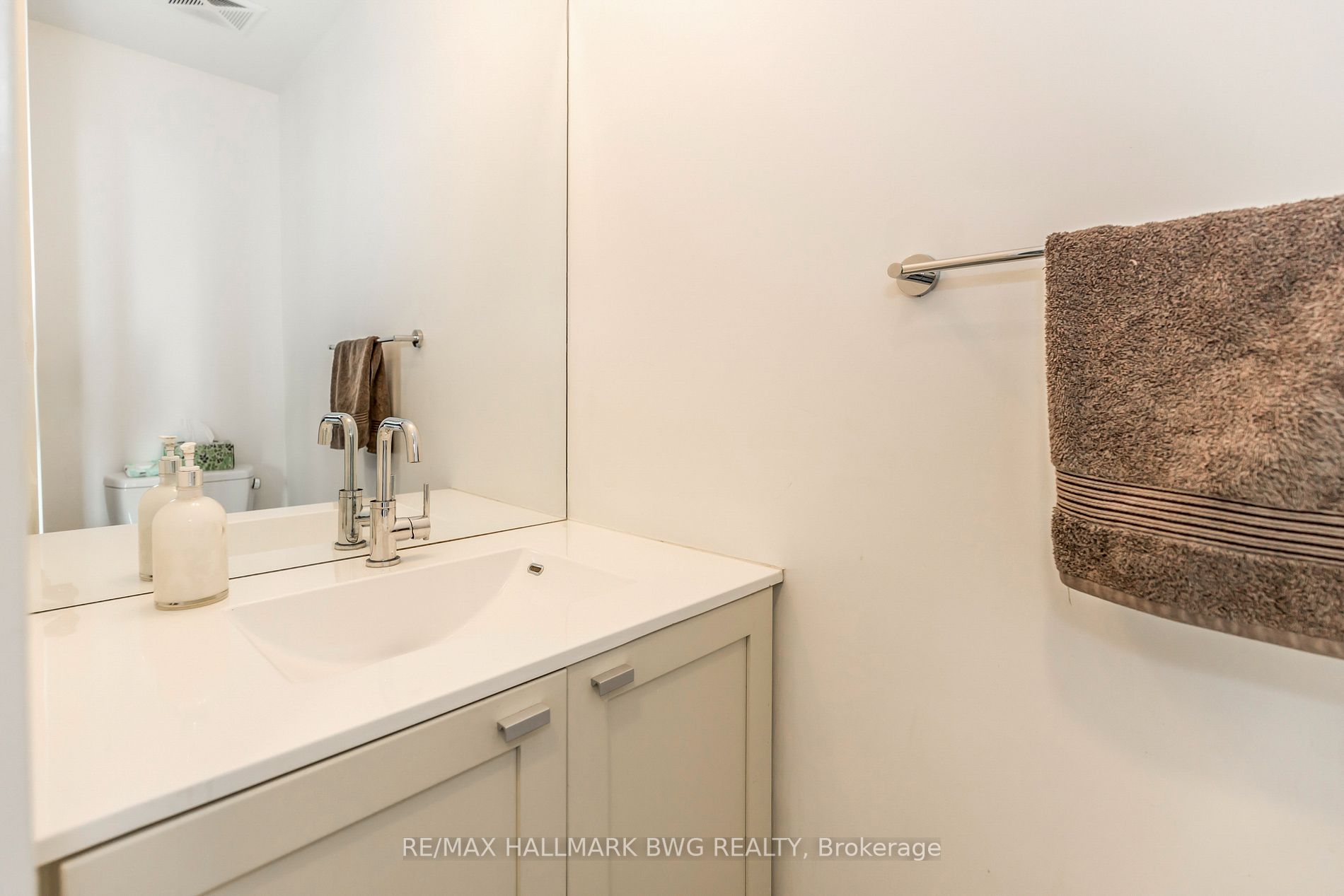 105 The Queensway Ave W, #605