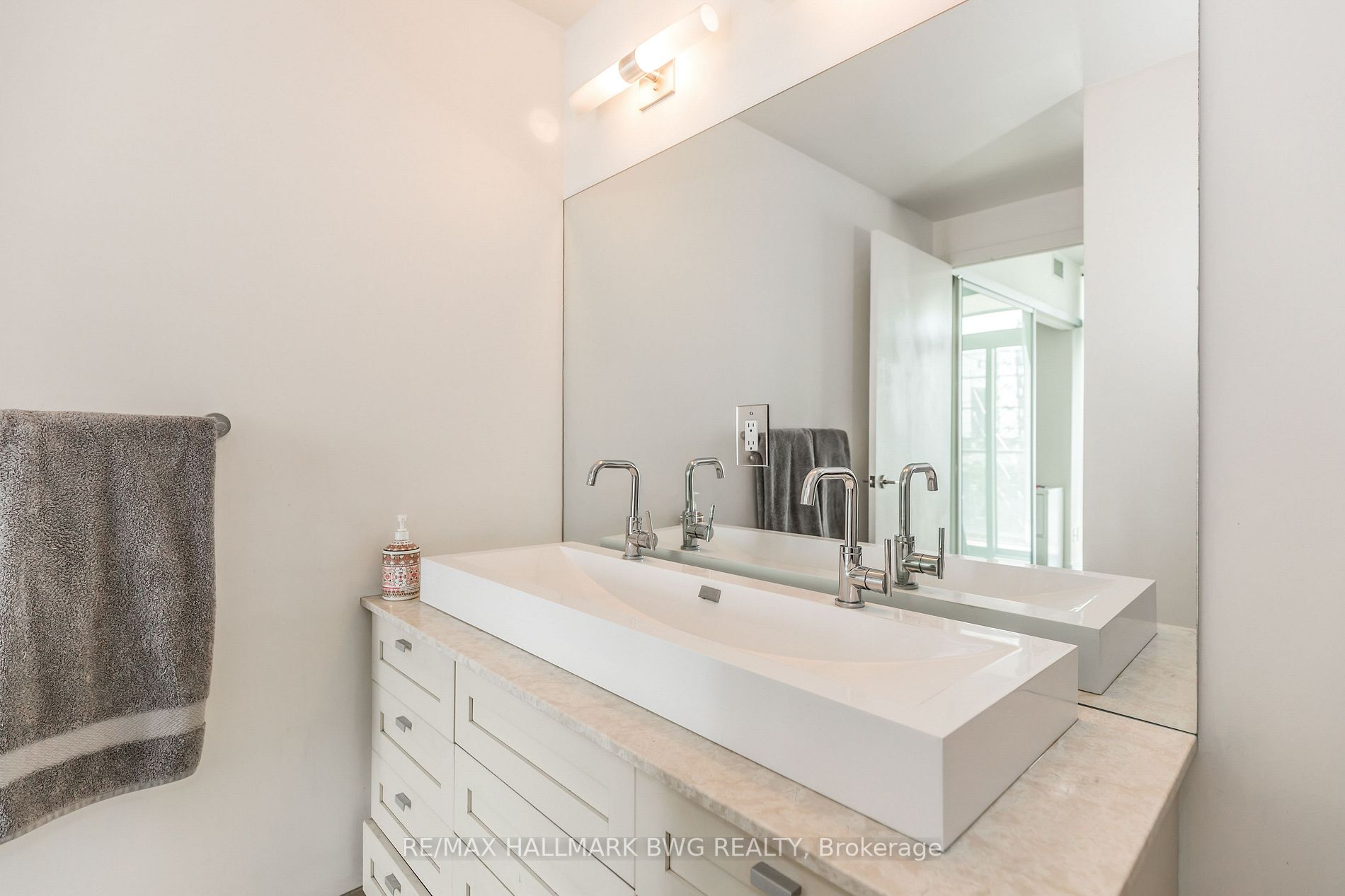 105 The Queensway Ave W, #605