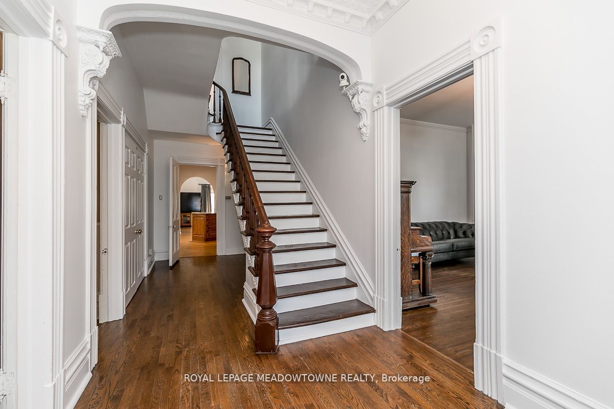 77 Main St S
