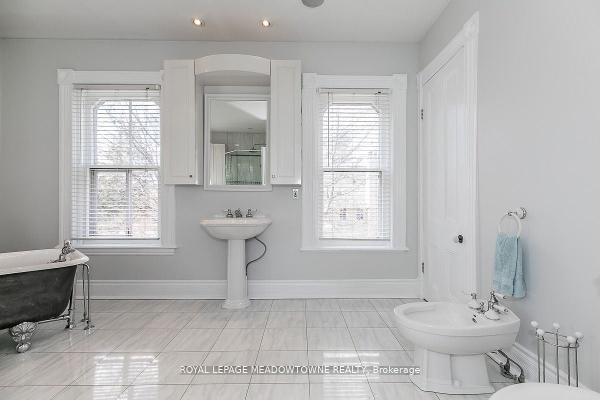 77 Main St S
