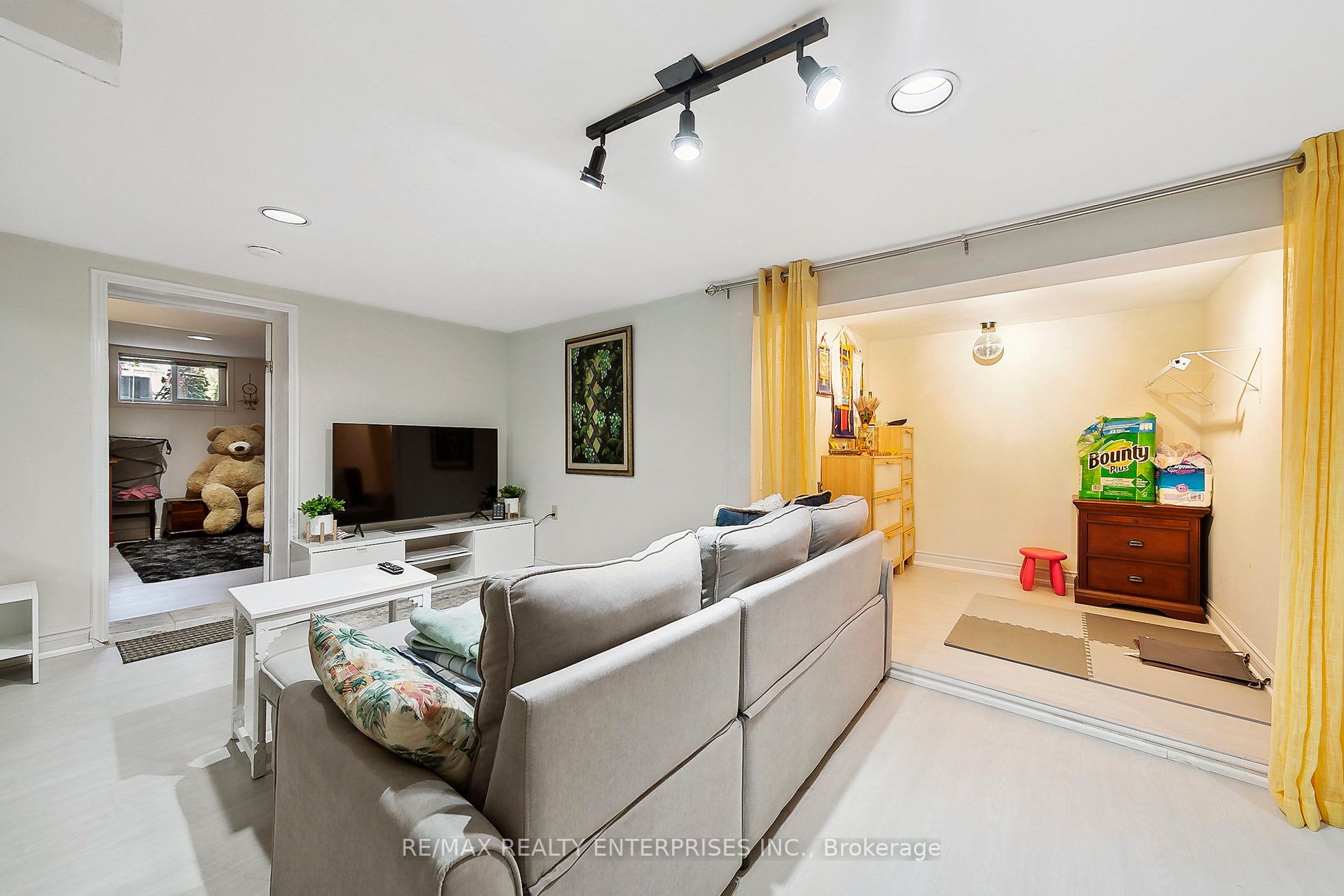 1061 Lorne Park Rd