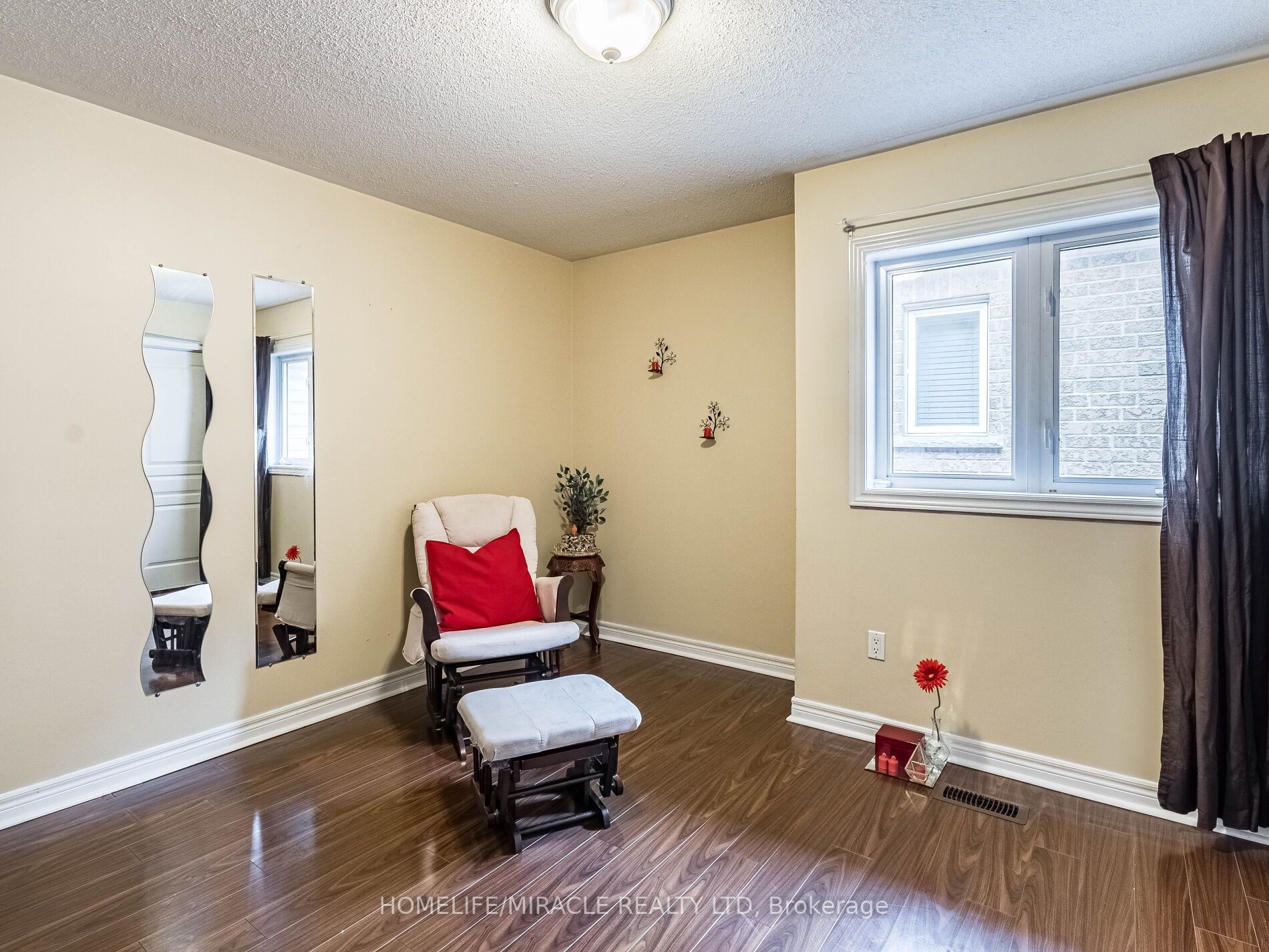 25 Maverick Cres