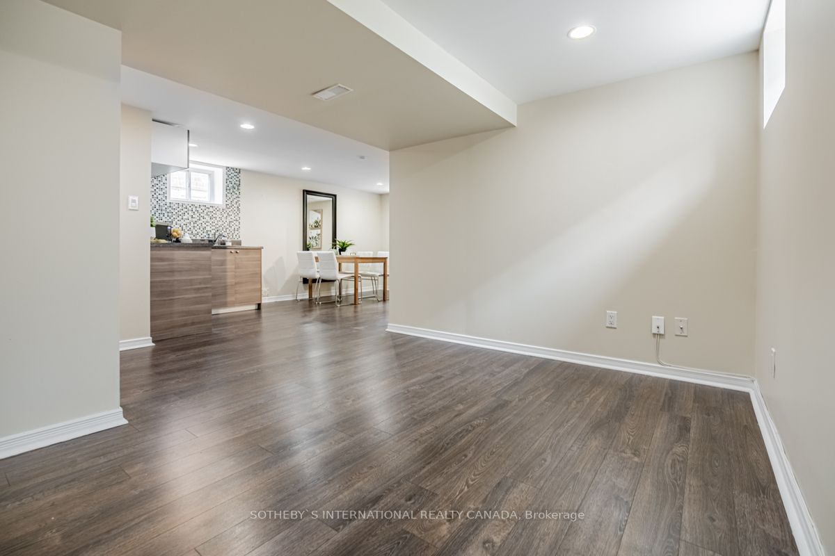 220 Prince Edward Drive S
