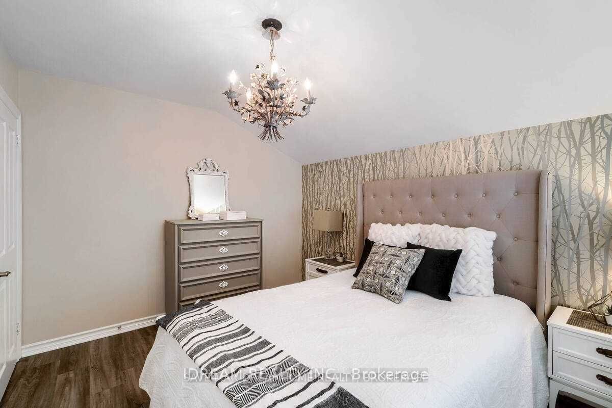 15 Burgby Ave S