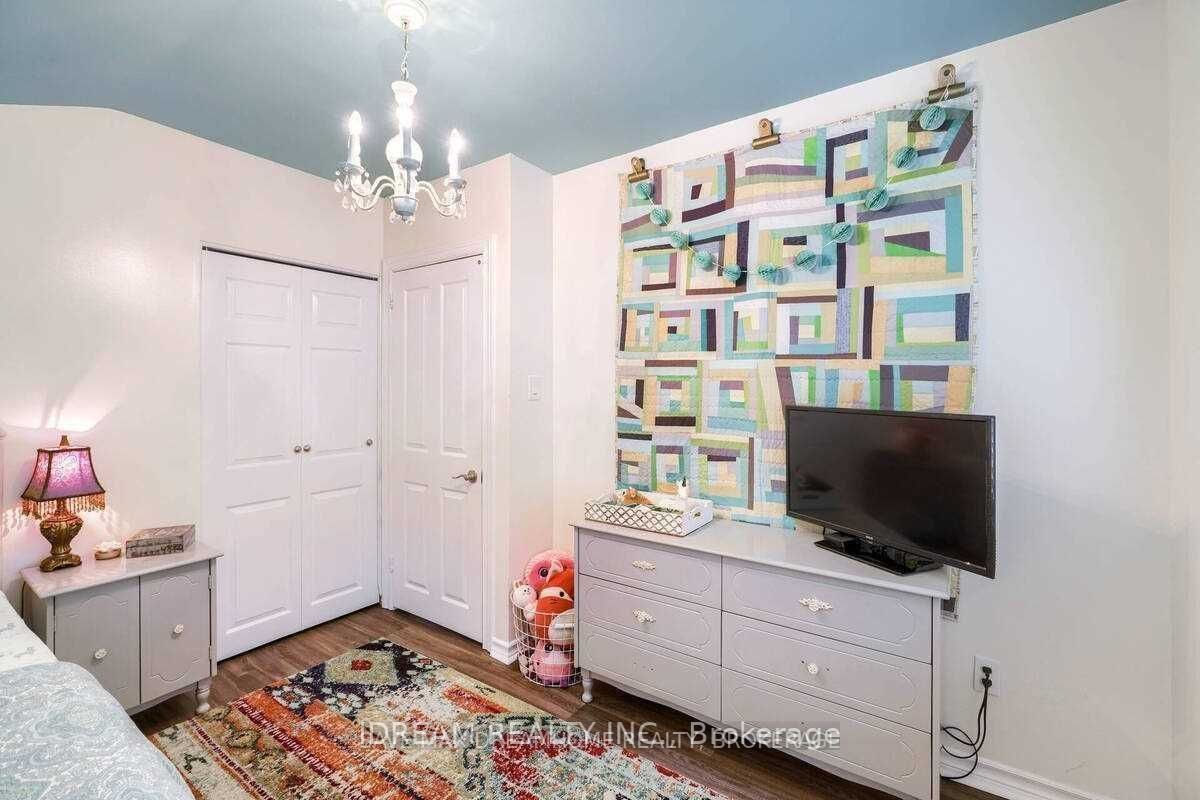 15 Burgby Ave S