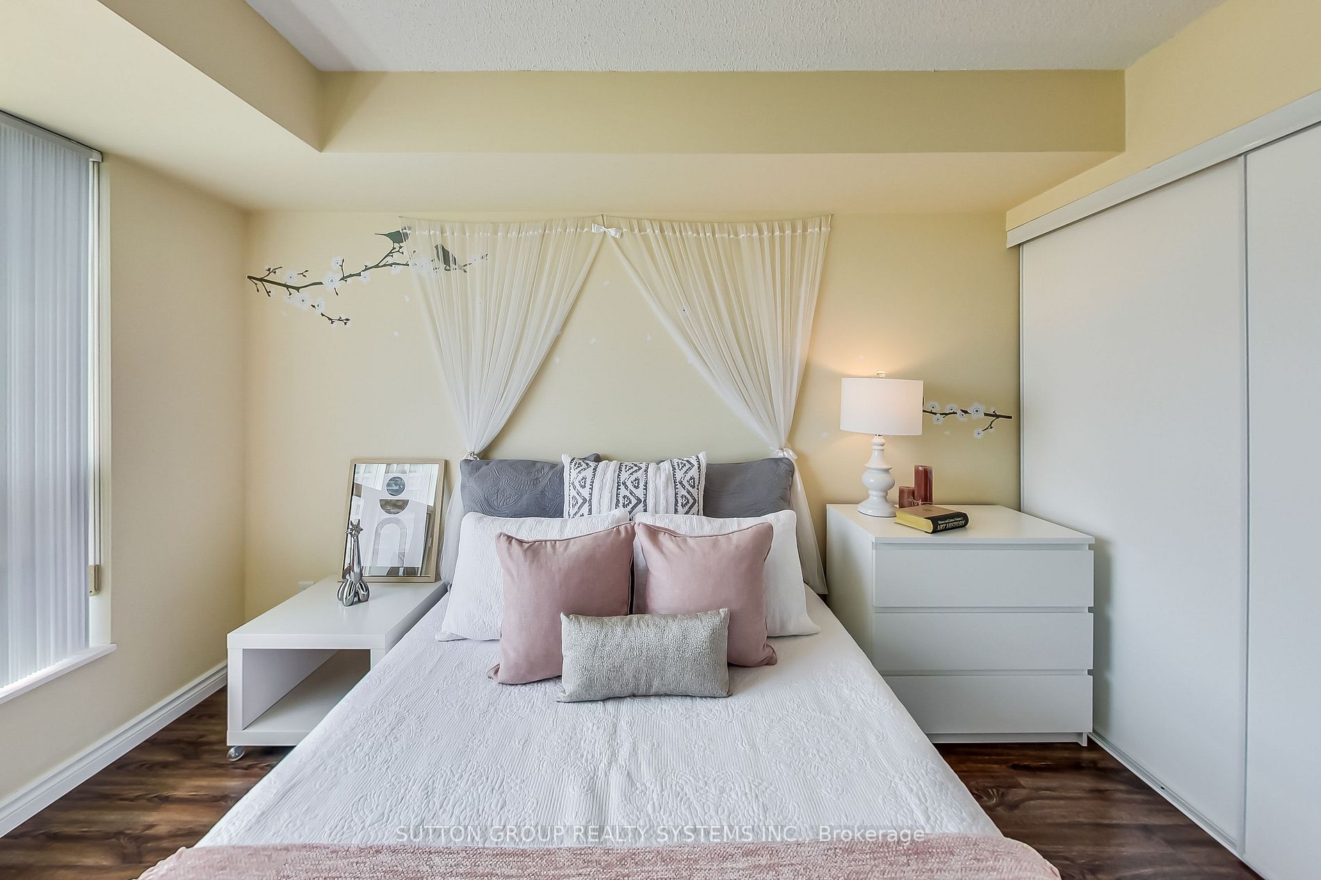 2585 Erin Centre Blvd, #1105