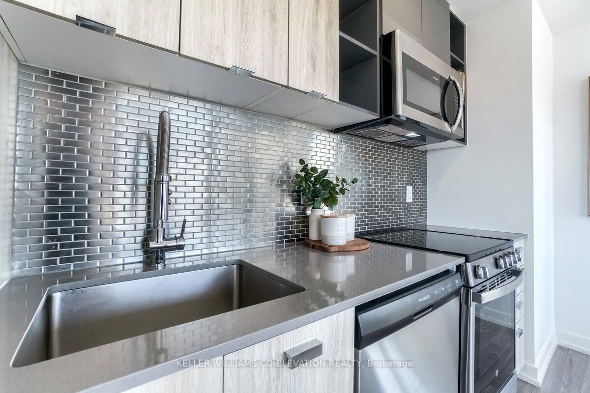 10 De Boers Dr, #601