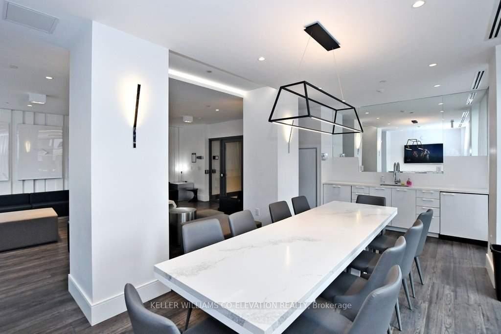 10 De Boers Dr, #601