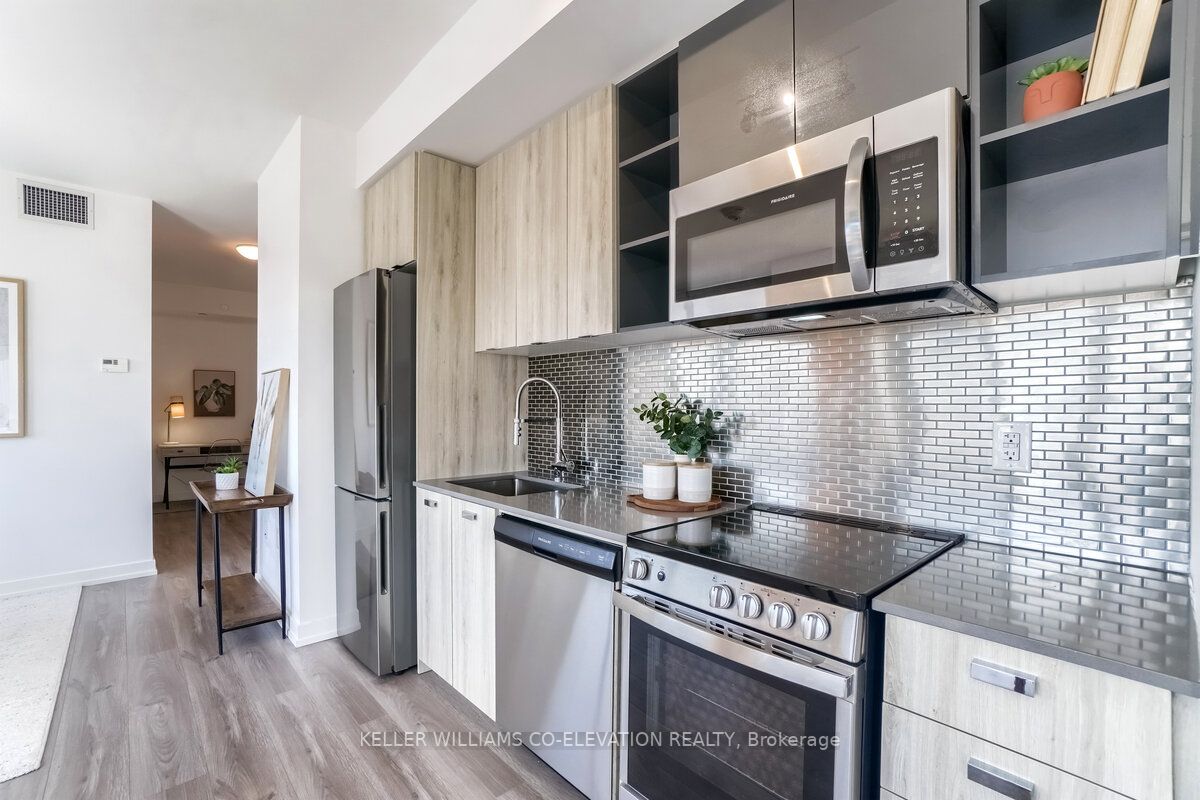 10 De Boers Dr, #601