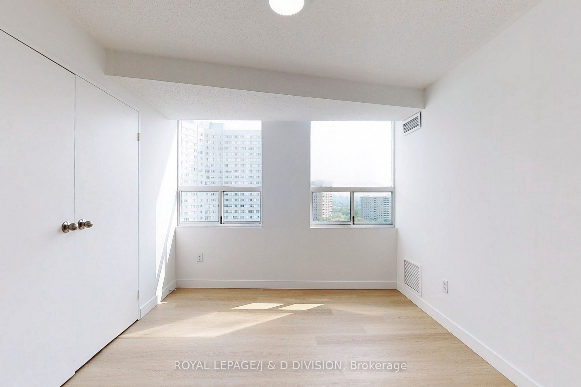 3650 Kaneff Crescent, #1503