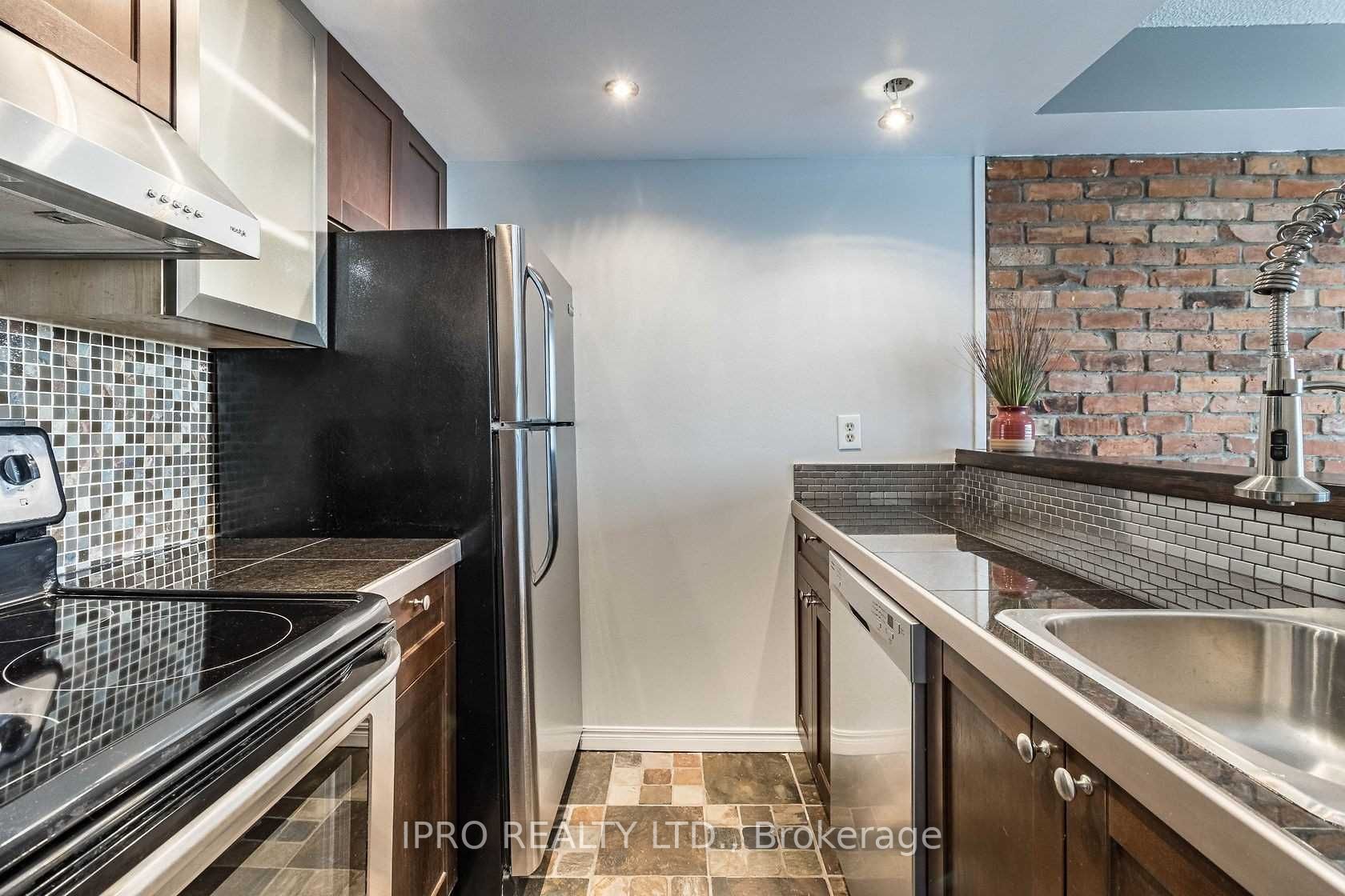 880 Dundas St W, #1609