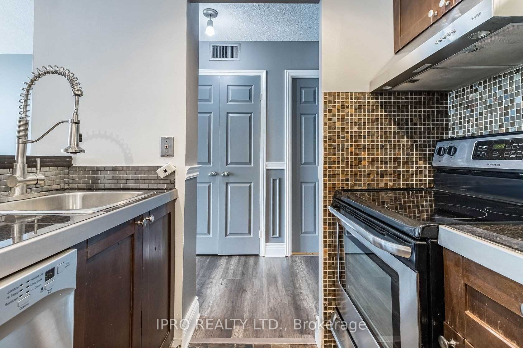 880 Dundas St W, #1609
