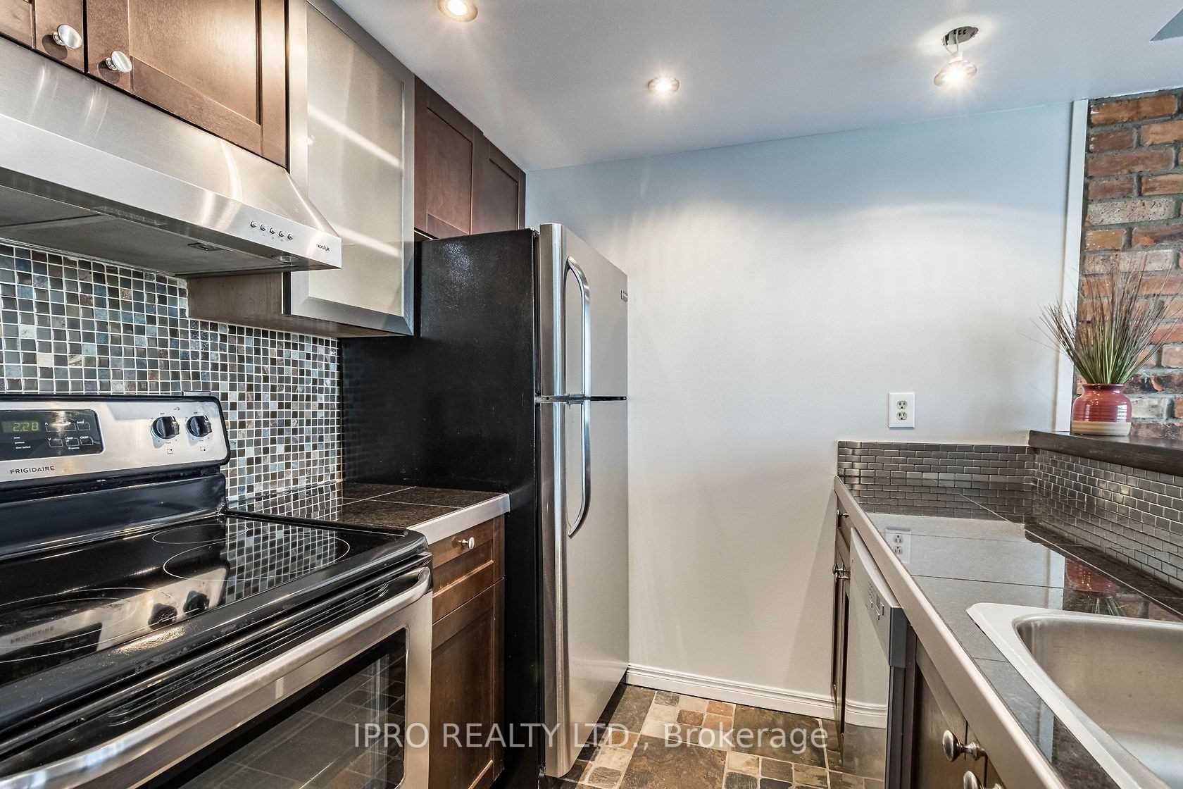 880 Dundas St W, #1609
