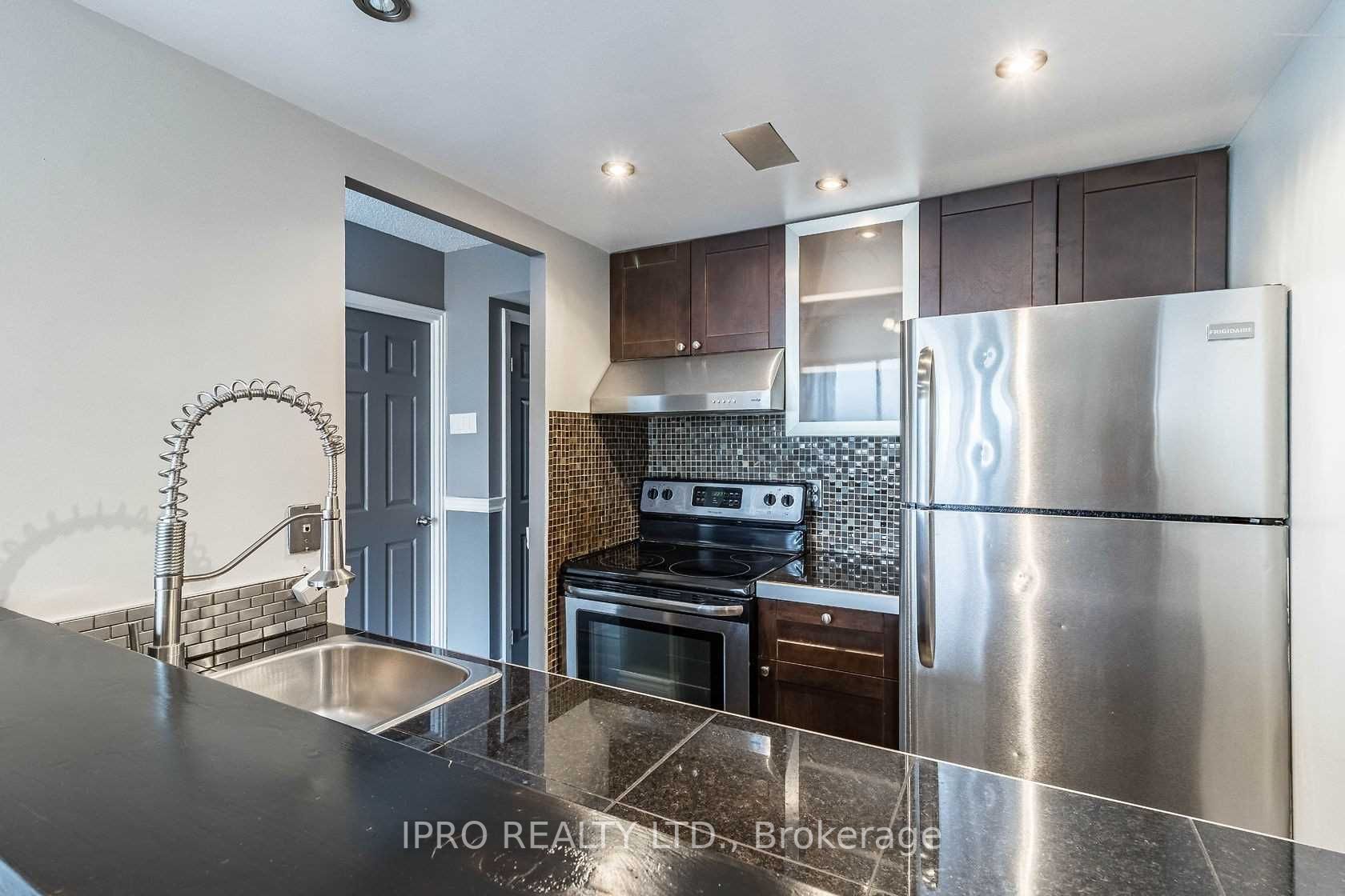 880 Dundas St W, #1609