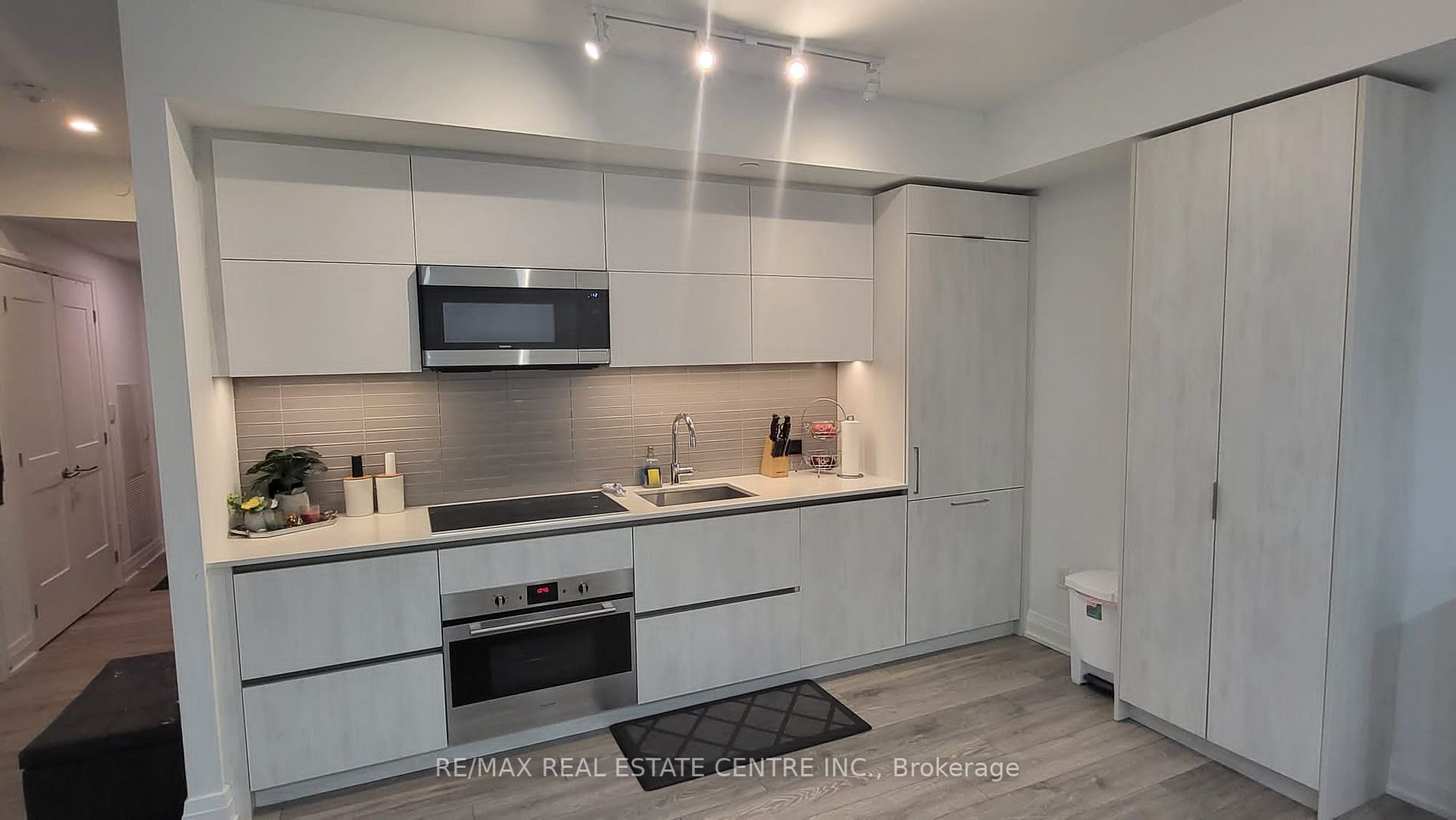 21 Park St E, #201