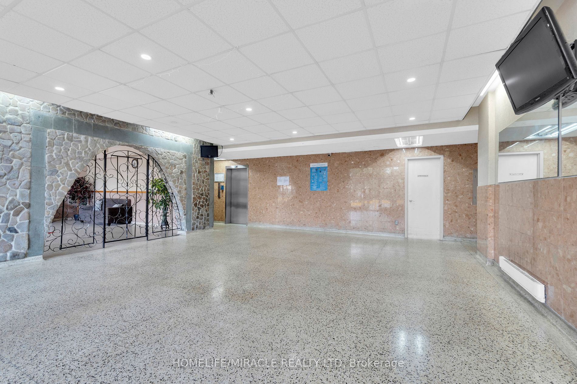 49 Silverstone Dr, #703