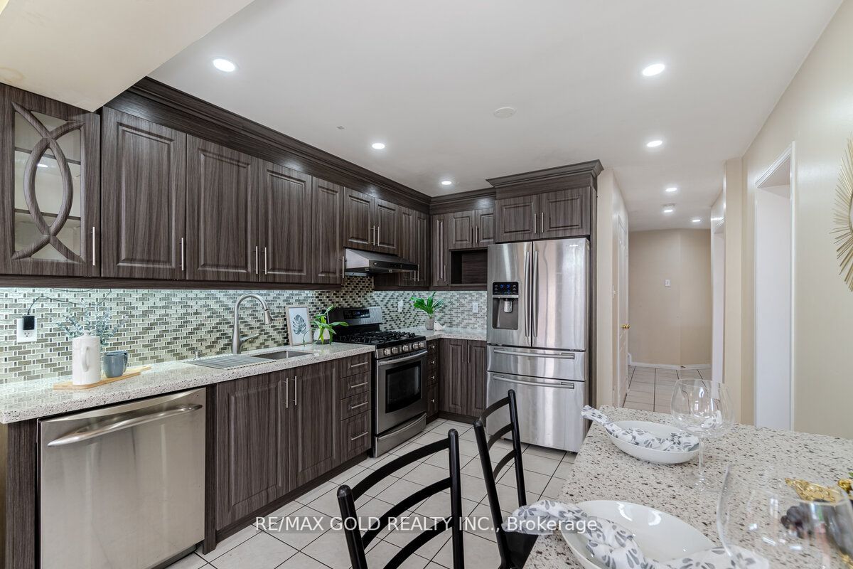33 Willow Park Dr