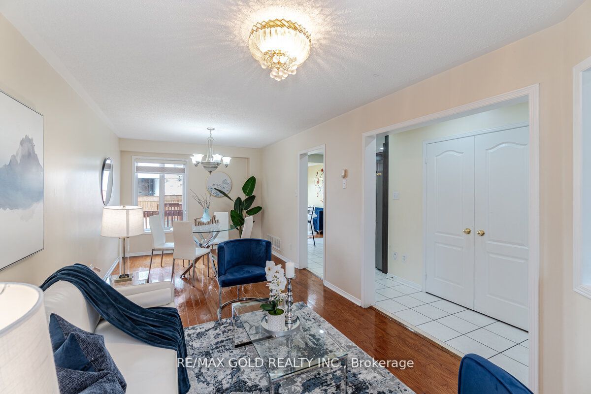 33 Willow Park Dr