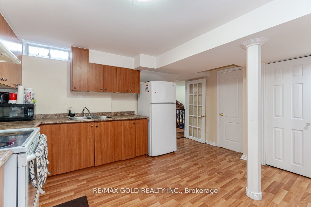 33 Willow Park Dr
